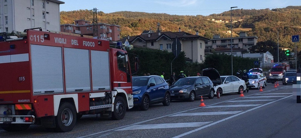 Tamponamento a catena: tre veicoli coinvolti